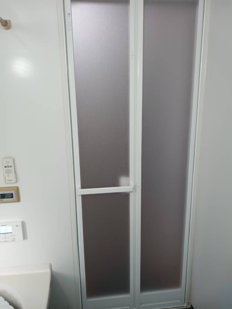 YKK浴室ドアのホワイト色
