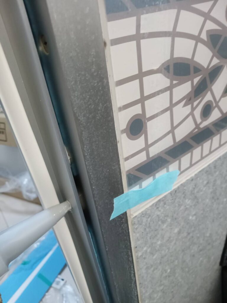 既設枠ネジ穴にシーリング材注入