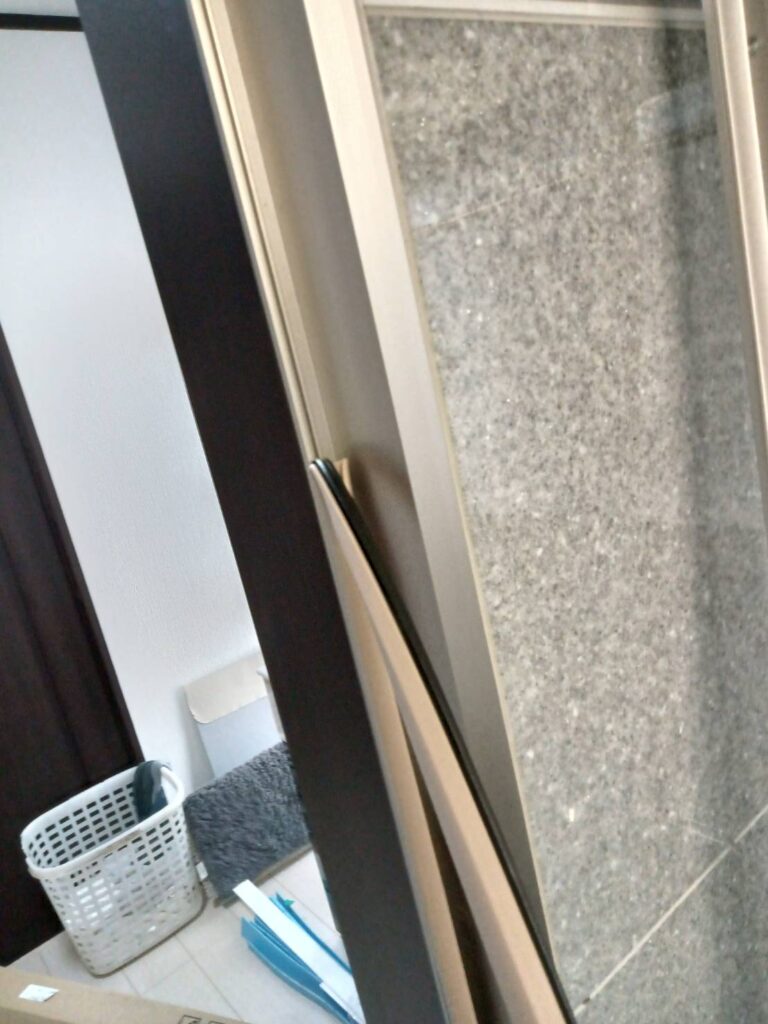 浴室ドア枠気密材の撤去