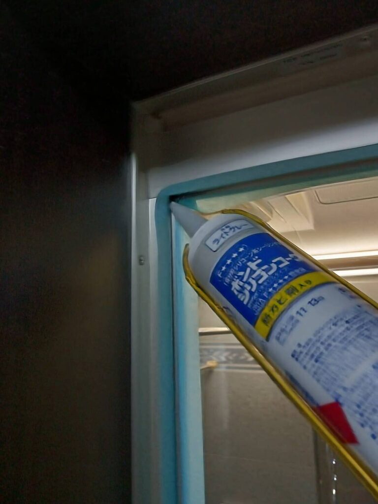 既設枠と新設枠の重なりに防水シーリング