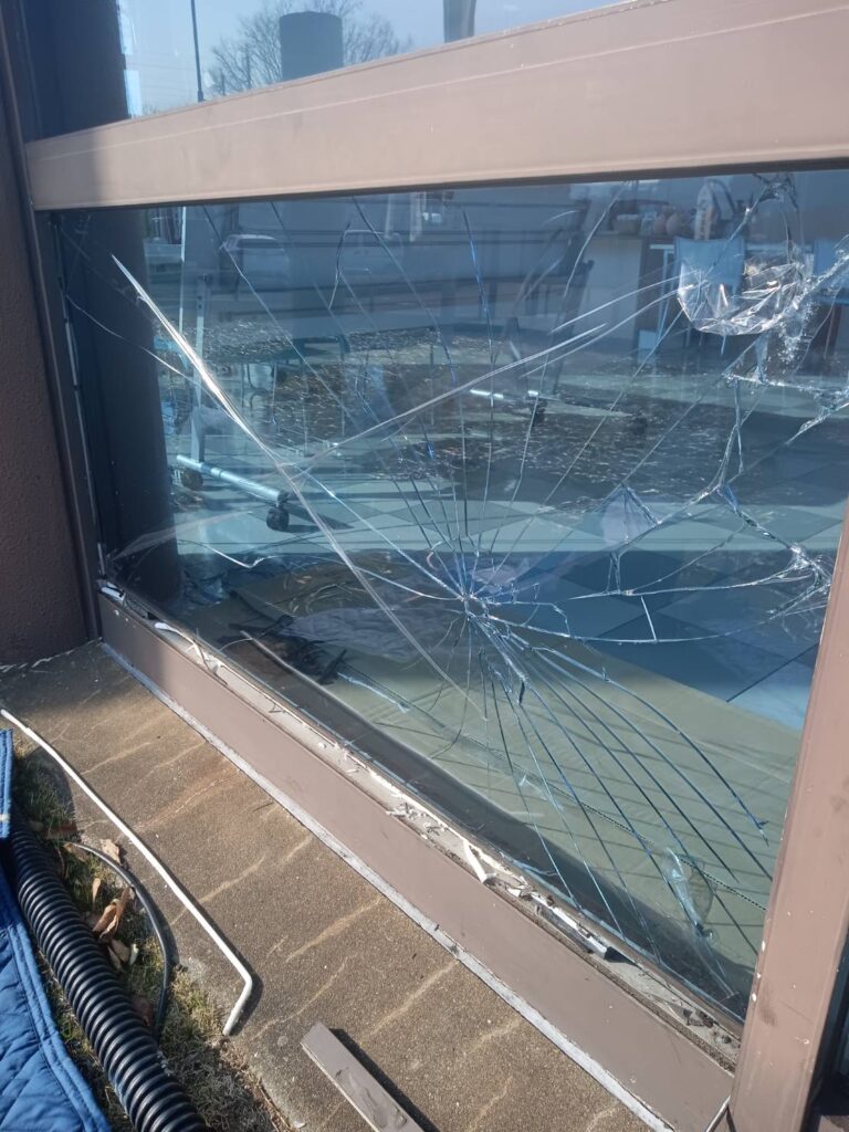 ブルーフィルム付きガラス割れ