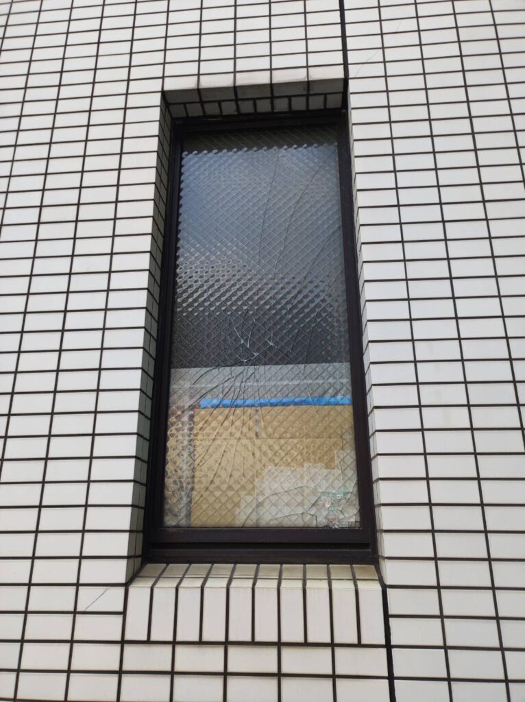 霞ワイヤーガラス割れ