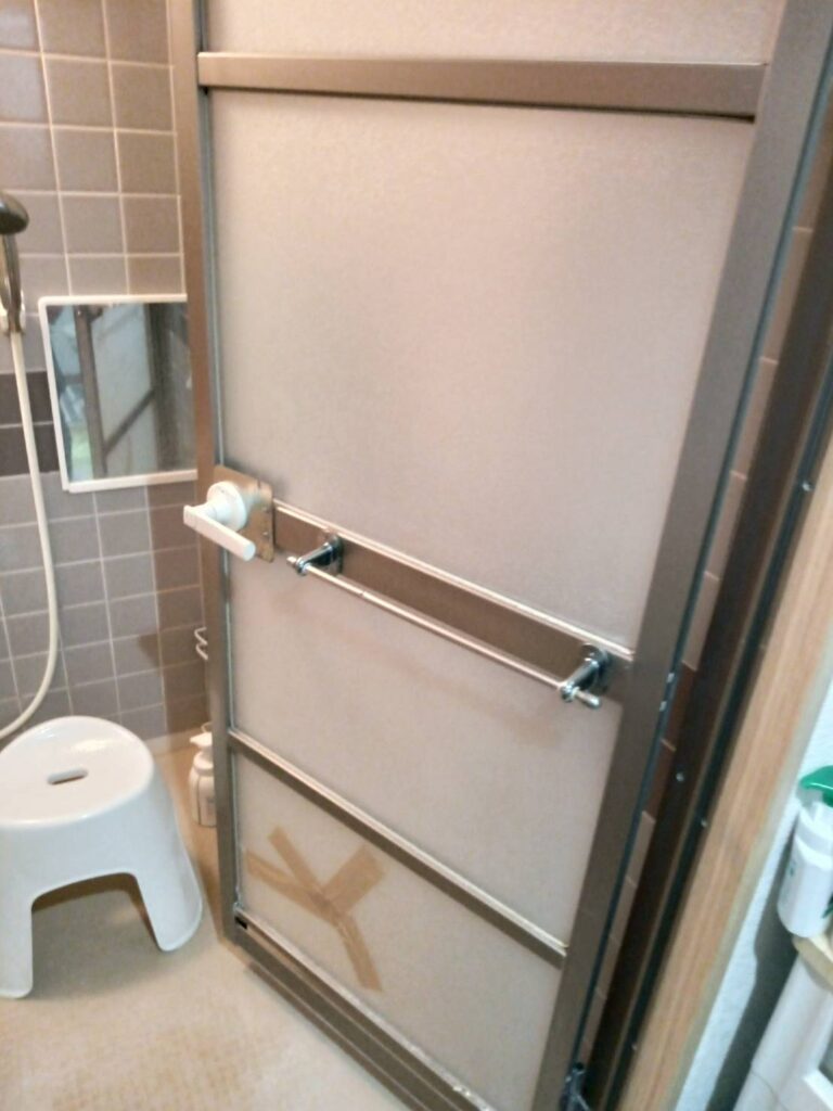 浴室開きドアアクリル割れ