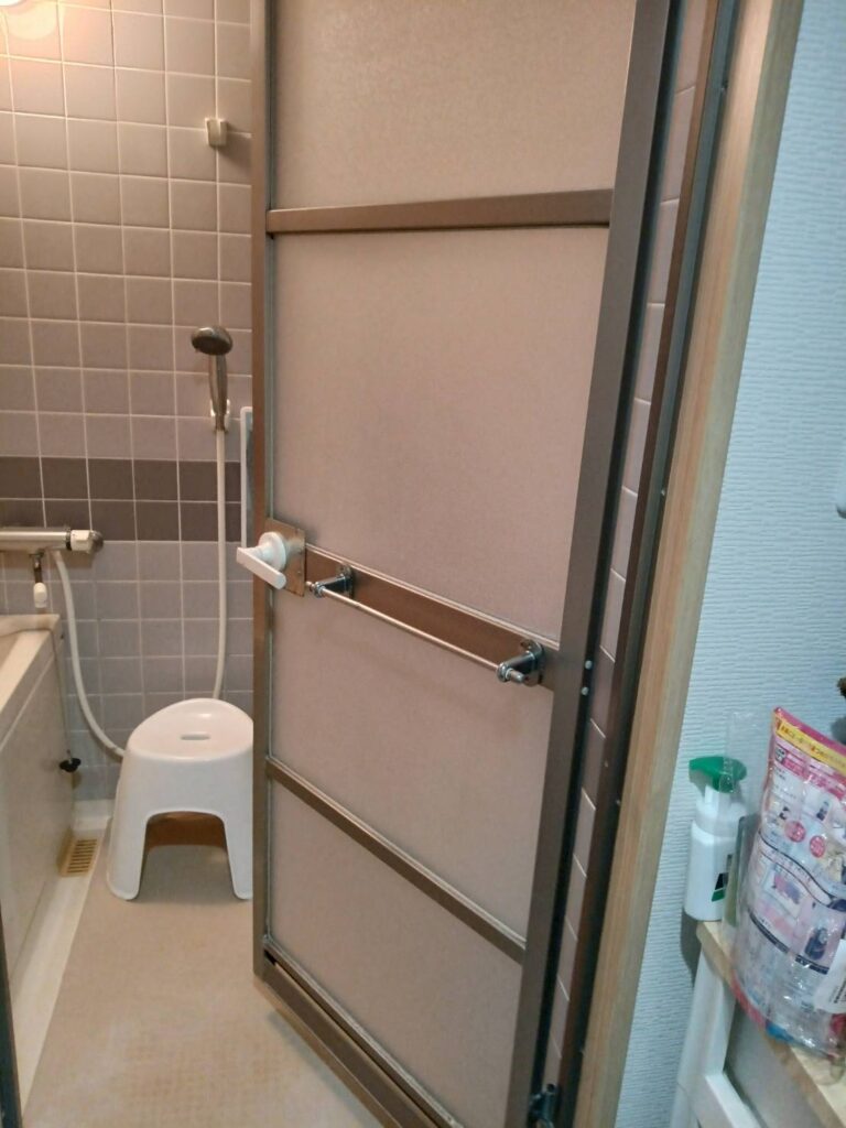 浴室ドアのアクリル修理