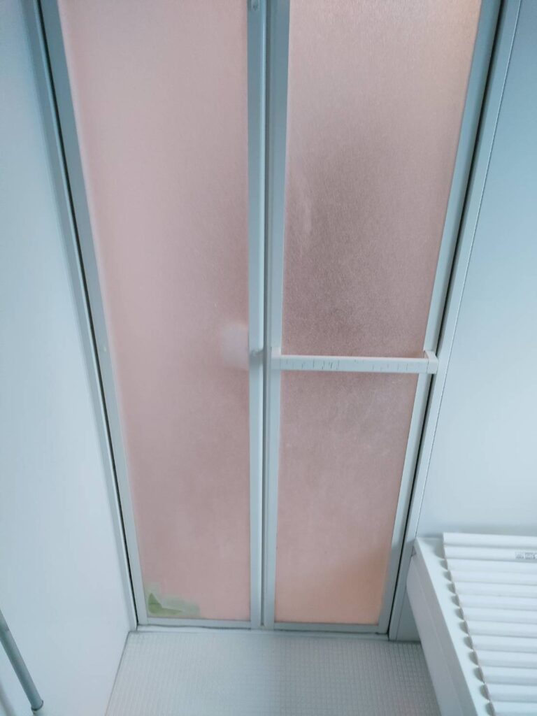 TOTOサザナ浴室折れ戸アクリル割れ