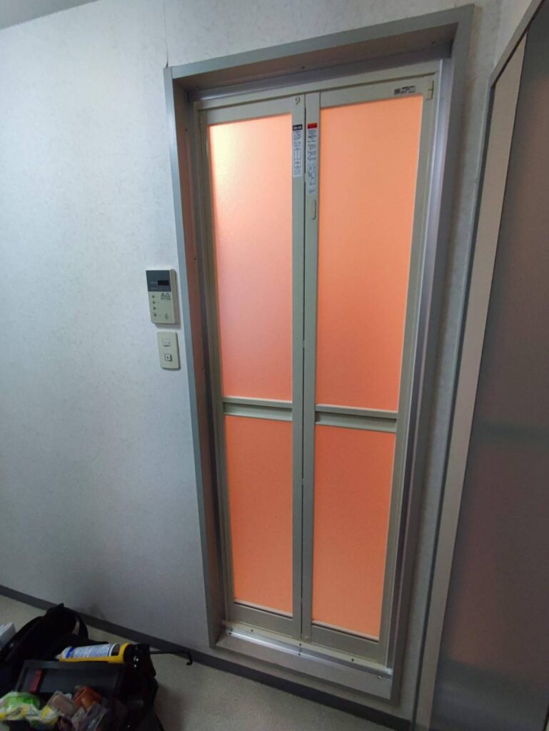 脱衣場からみた浴室折れ戸