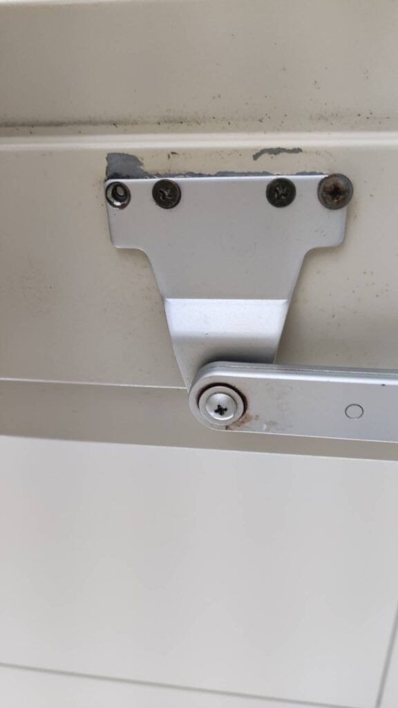 ドアクローザーブラケット外し